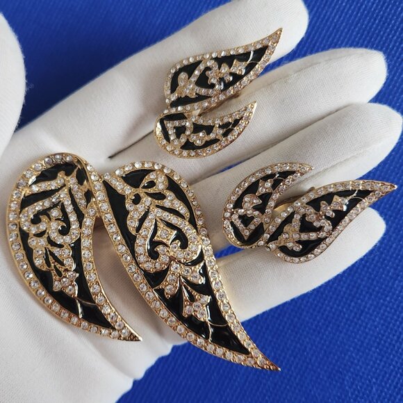 1990-S BUTLER VINTAGE BLACK ENEMEL GOLD TONE BROOCH AND CLIPS SET WITH CLEAR STO - Picture 7 of 7
